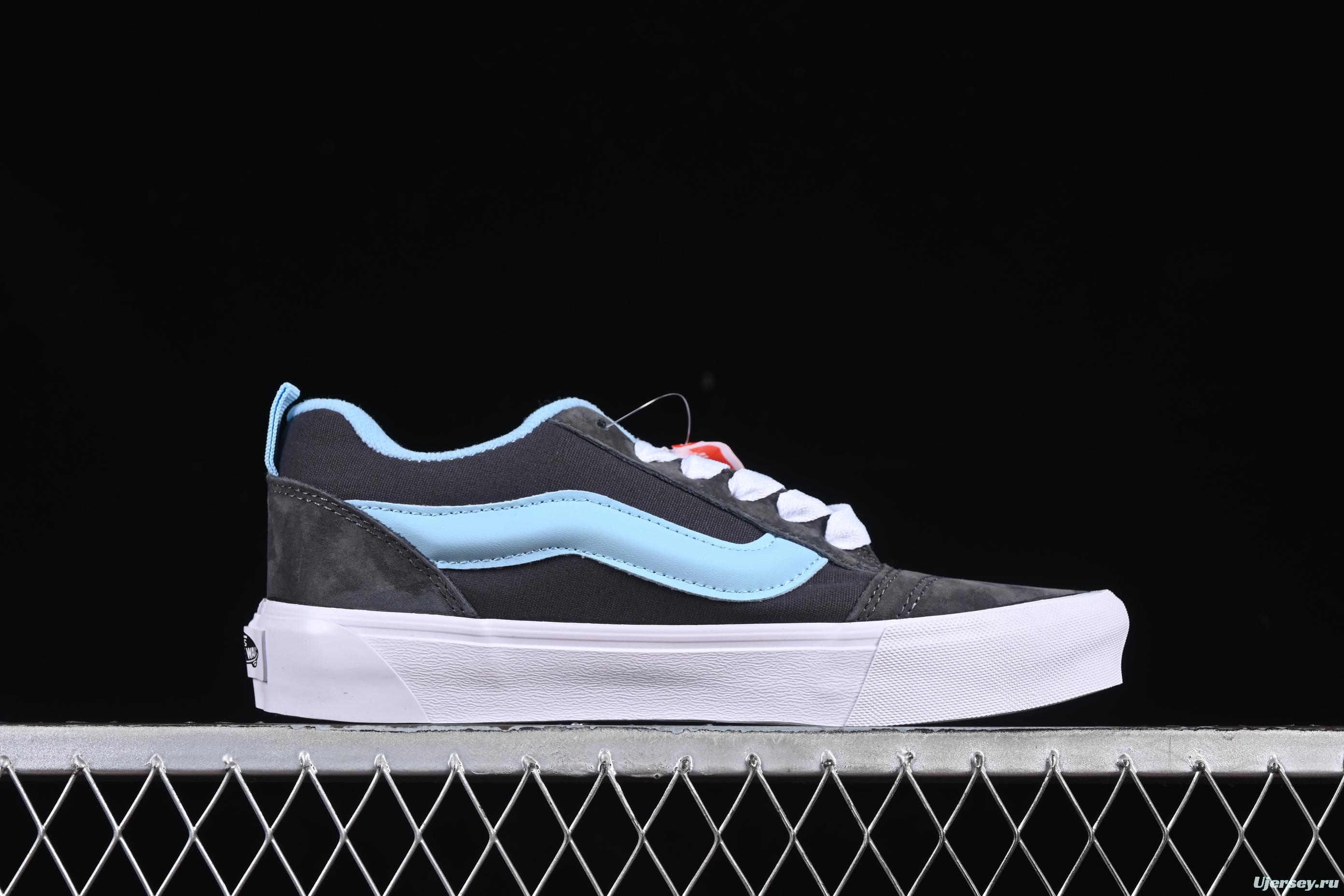 Men's Classic Skate Shoes with Light Blue Side Stripe – Suede and Canvas Design