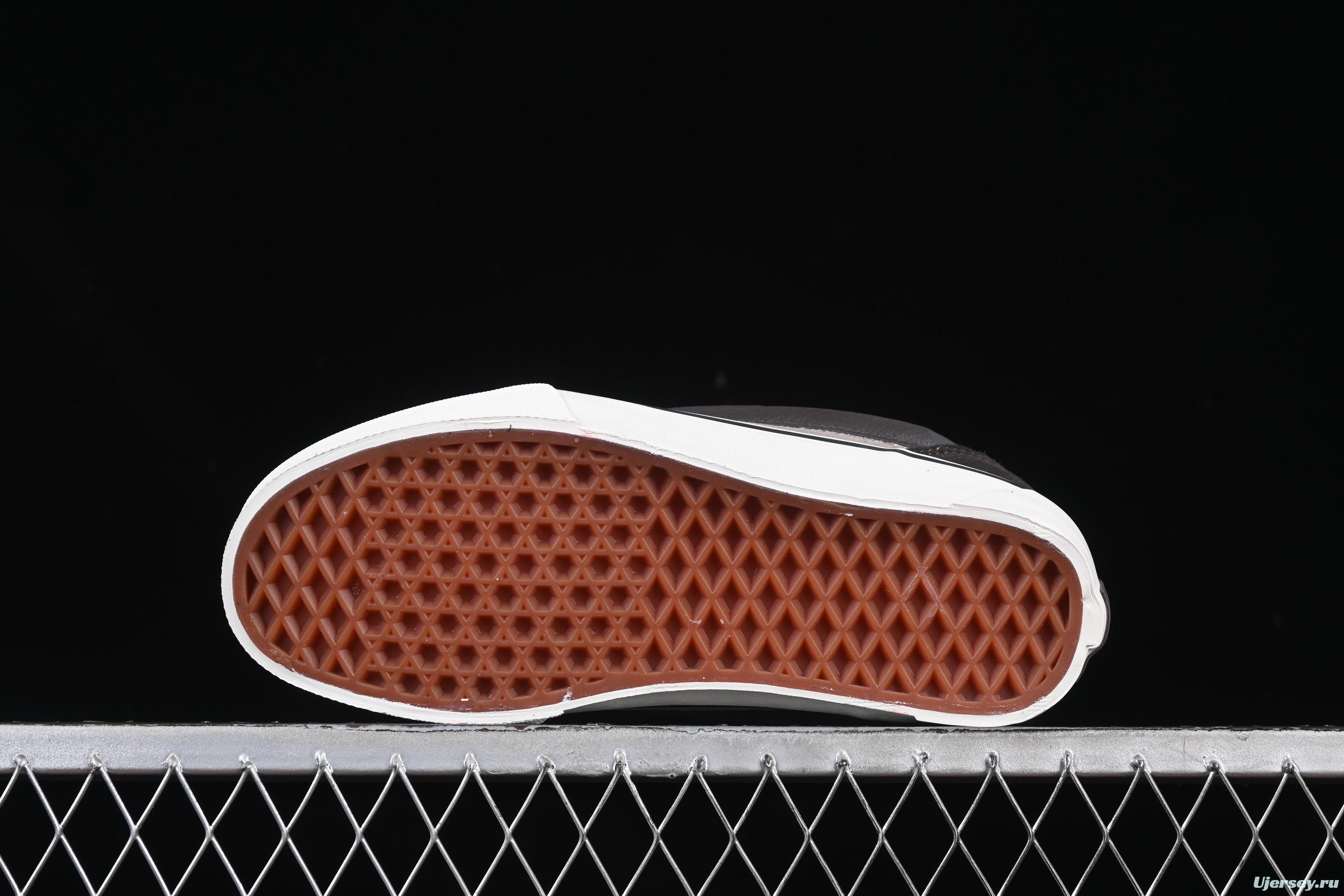 Vans Knu Skool Low-Top Retro Chunky Sneakers with Oversized Logo - VN0009QC2LN