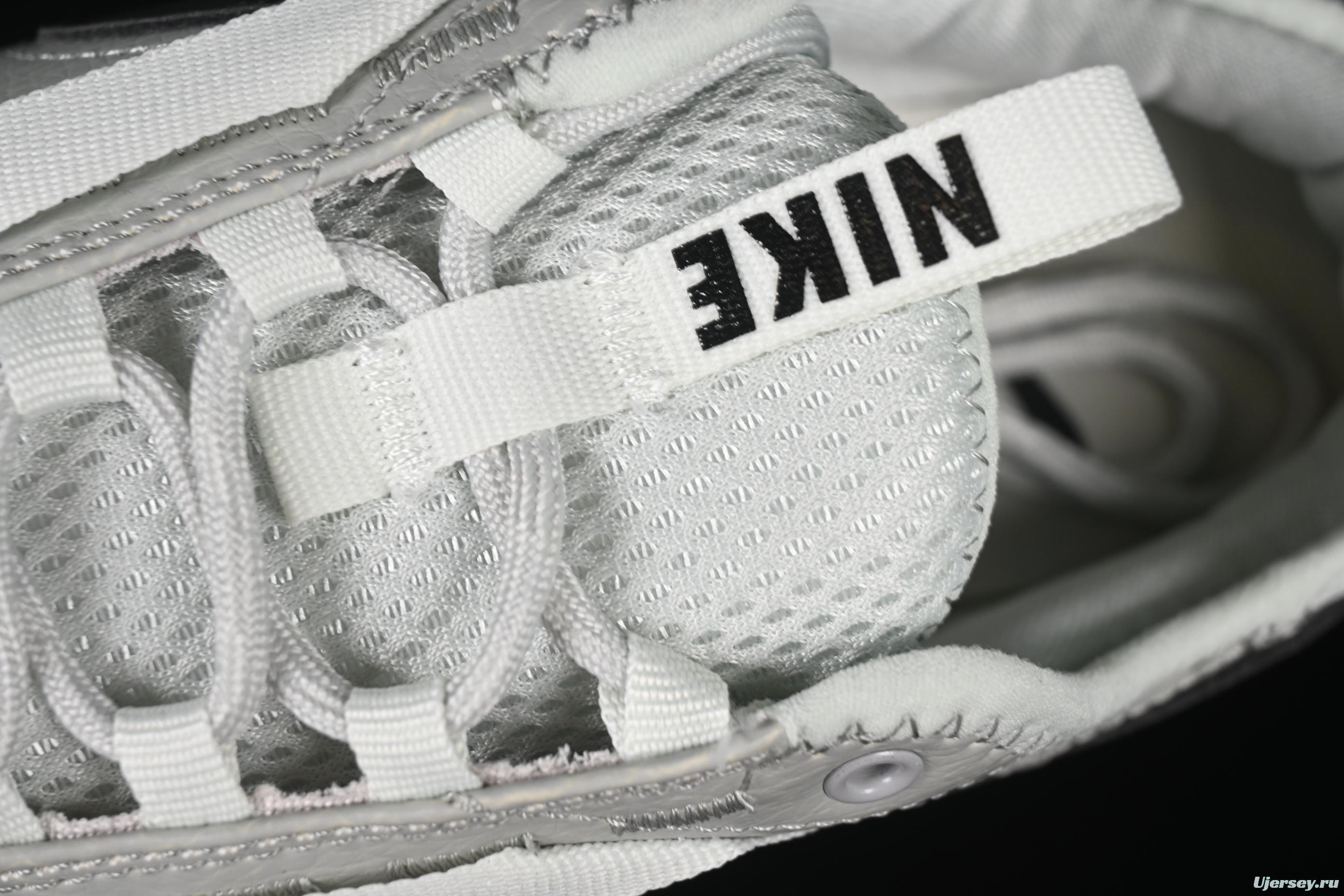 Nike TC 7900 Retro Chunky Sneakers with Reflective Swoosh and Cushioned Sole - DD9682-004