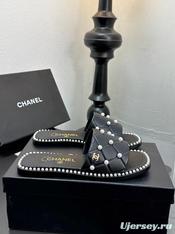 2025 Slippers CHANEL Black Leather Pearl Decor