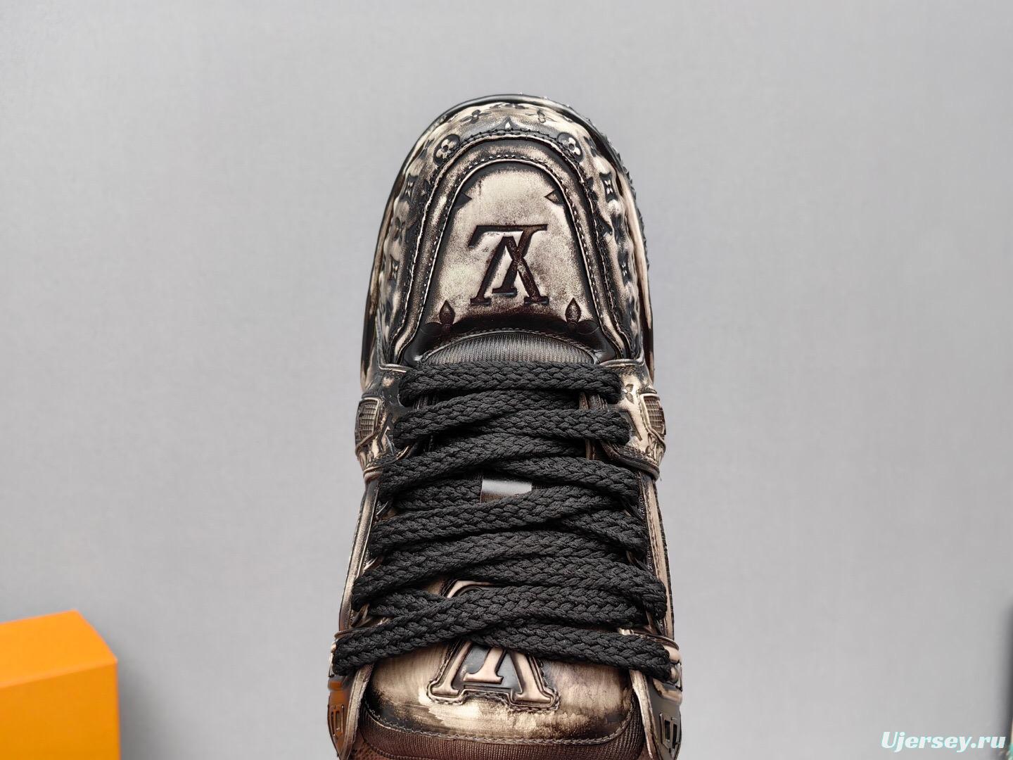 2025 Unisex Louis Vuitton Black White Leather Trainers KFY00510