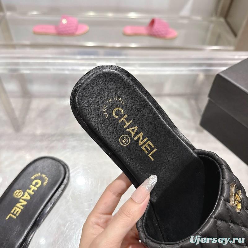2025 Slippers Chanel Black Quilted Leather Slippers