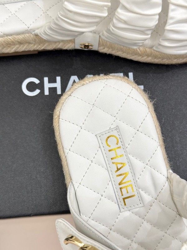2025 Women Chanel White Leather Slippers KFY00230