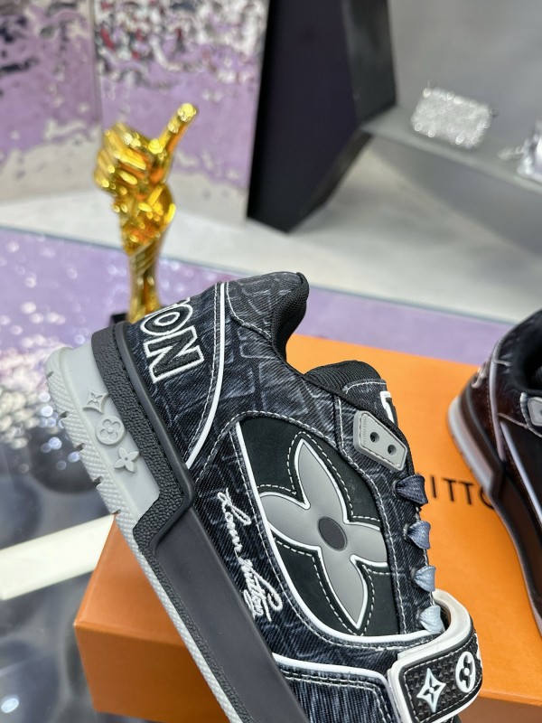 2024 Men Louis Vuitton Black White Leather Suede LV Trainer Sneakers
