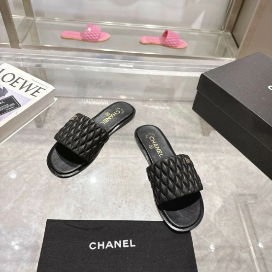 2025 Slippers Chanel Black Quilted Leather Slippers