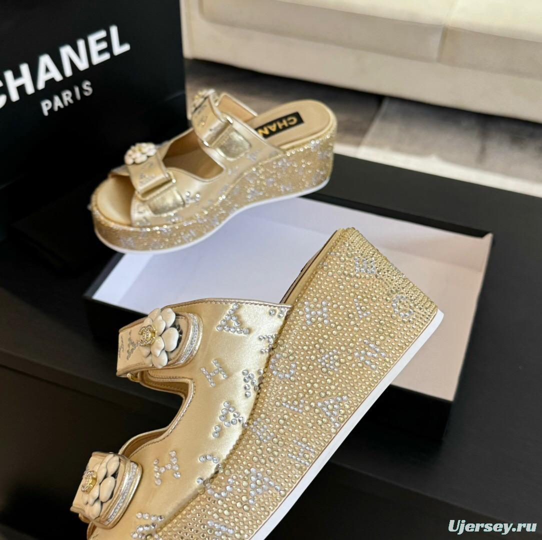 2025 Women Chanel Gold Leather Slippers LY00330