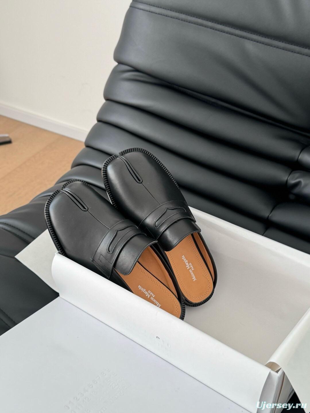 2025 Women MM6 Black Leather Loafers Tabi KFY00340