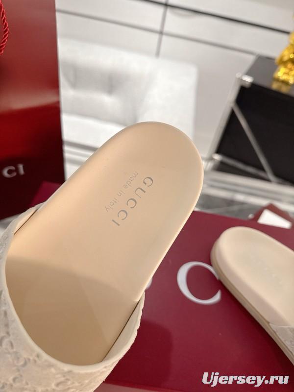 2025 Unisex Gucci Beige Embossed Leather Slippers Double G AS00240
