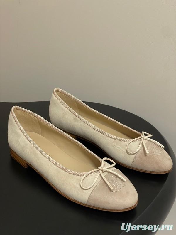 Chanel Ballet Flats with Bow Detail in Suede - KFY00300