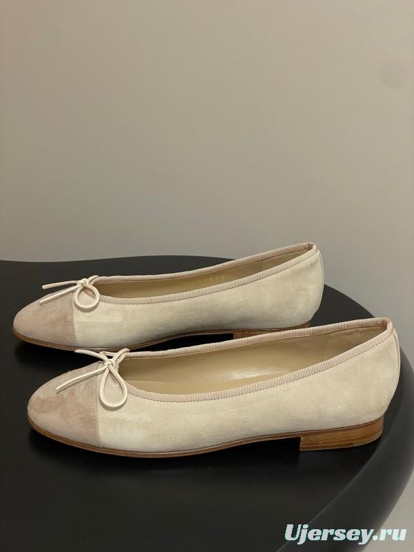Chanel Ballet Flats with Bow Detail in Suede - KFY00300