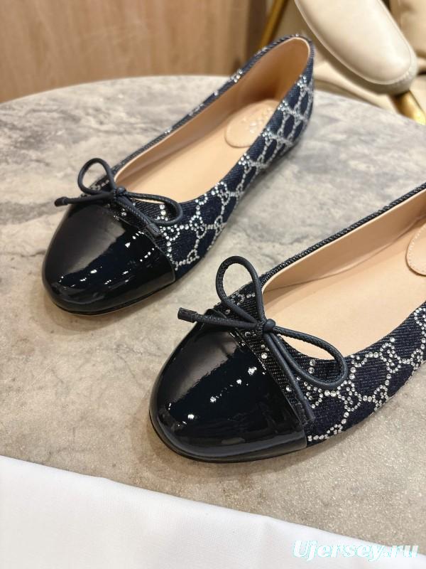 Gucci Women's Ballet Flats with Shiny GG Denim and Leather Bow - LY00330