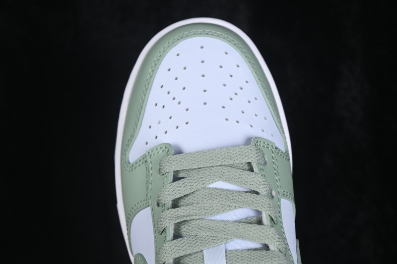 Nike SB Dunk Low Light Green Low-Top Skateboarding Shoes - IM6572-002