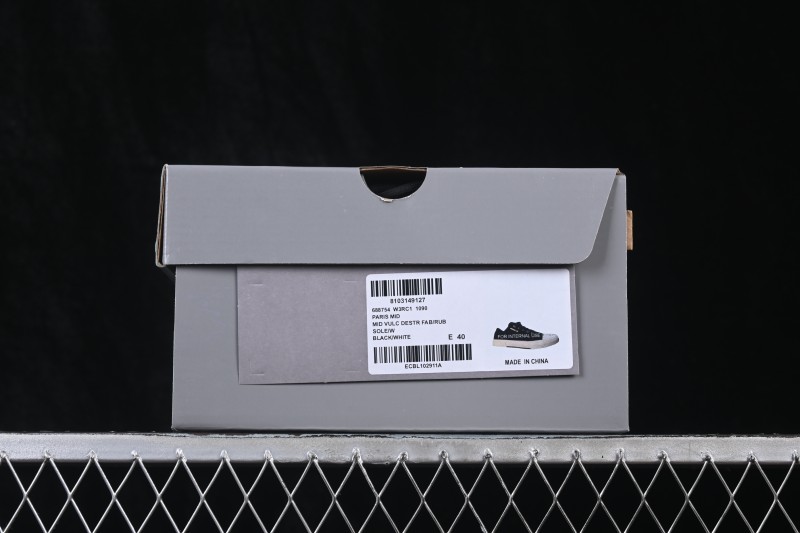 Balenciaga Paris Low Top Lace-Up Distressed Casual Sneakers - W3RC11090