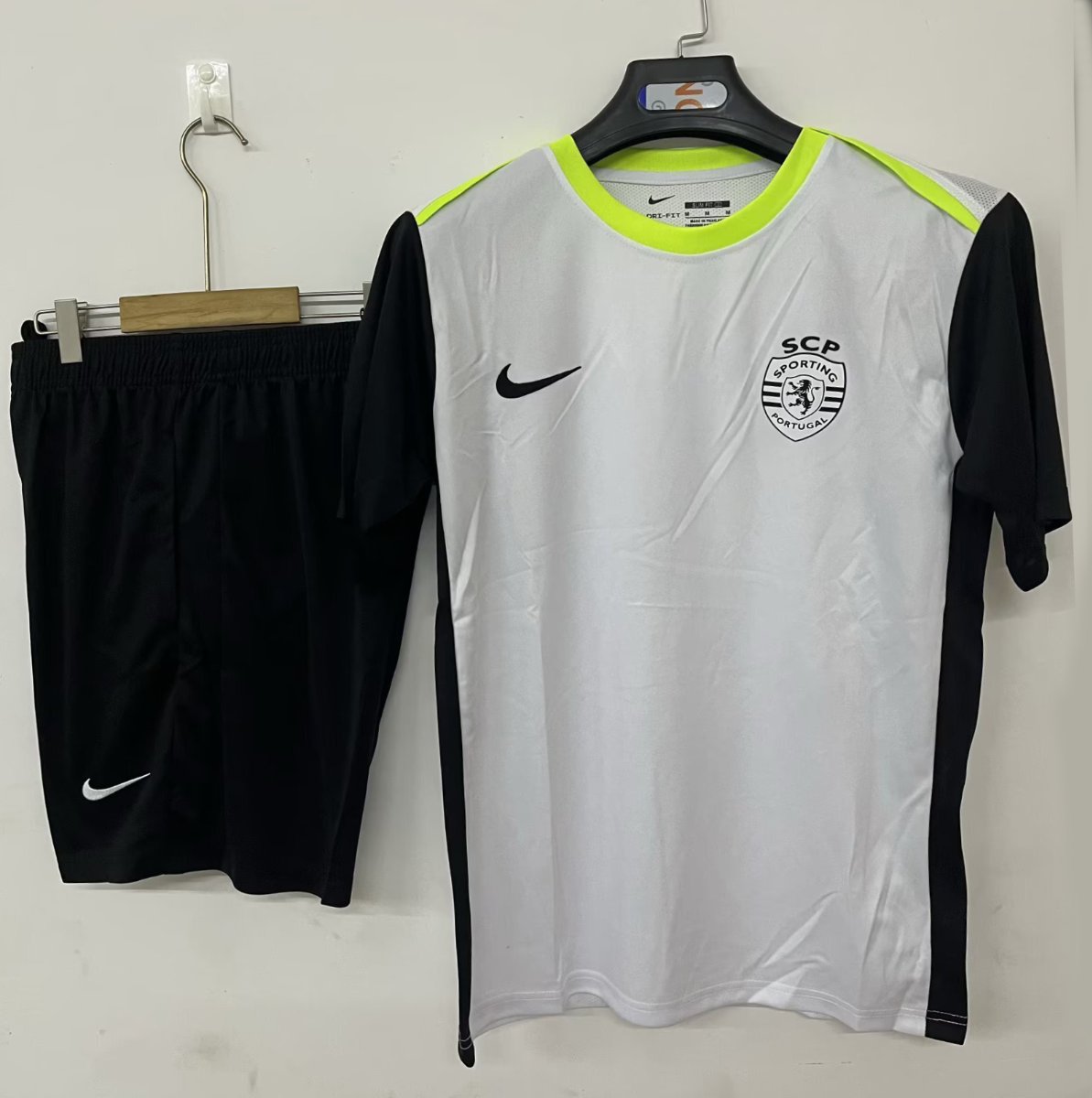 25/26 Sporting Lisbon Pre-match Training Jersey Off-white (No Sponsor)+ Shorts