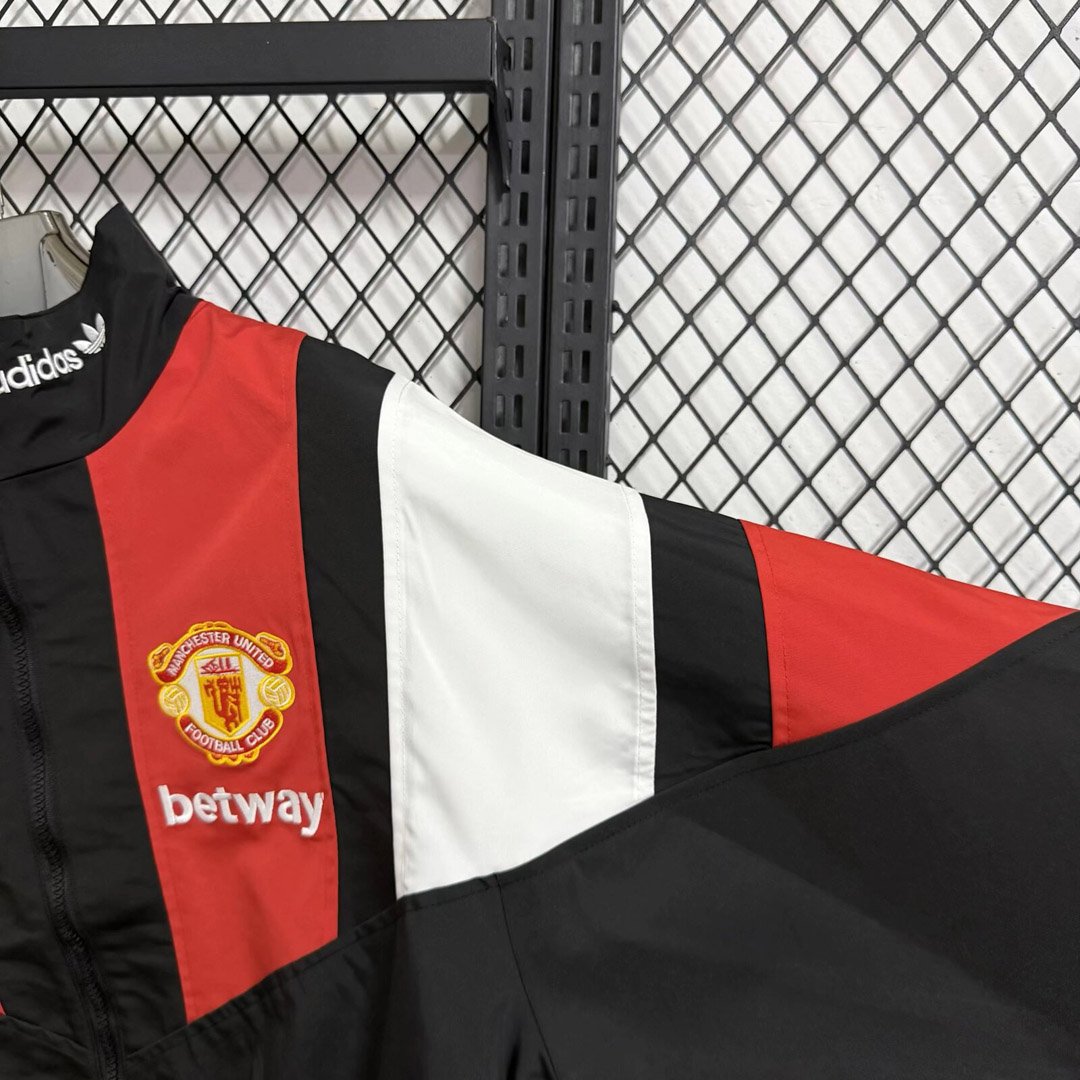 26/27 Manchester United EQT Black Full Zipper  Windbreaker